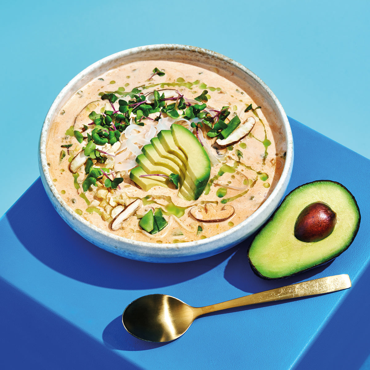 Creamy Asian Soup mit Tom Yam Suppengrund mit Avocado