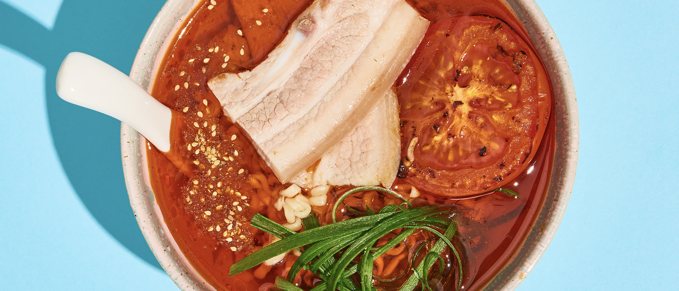 Chili Ramen mit Schweinebauch und Umami